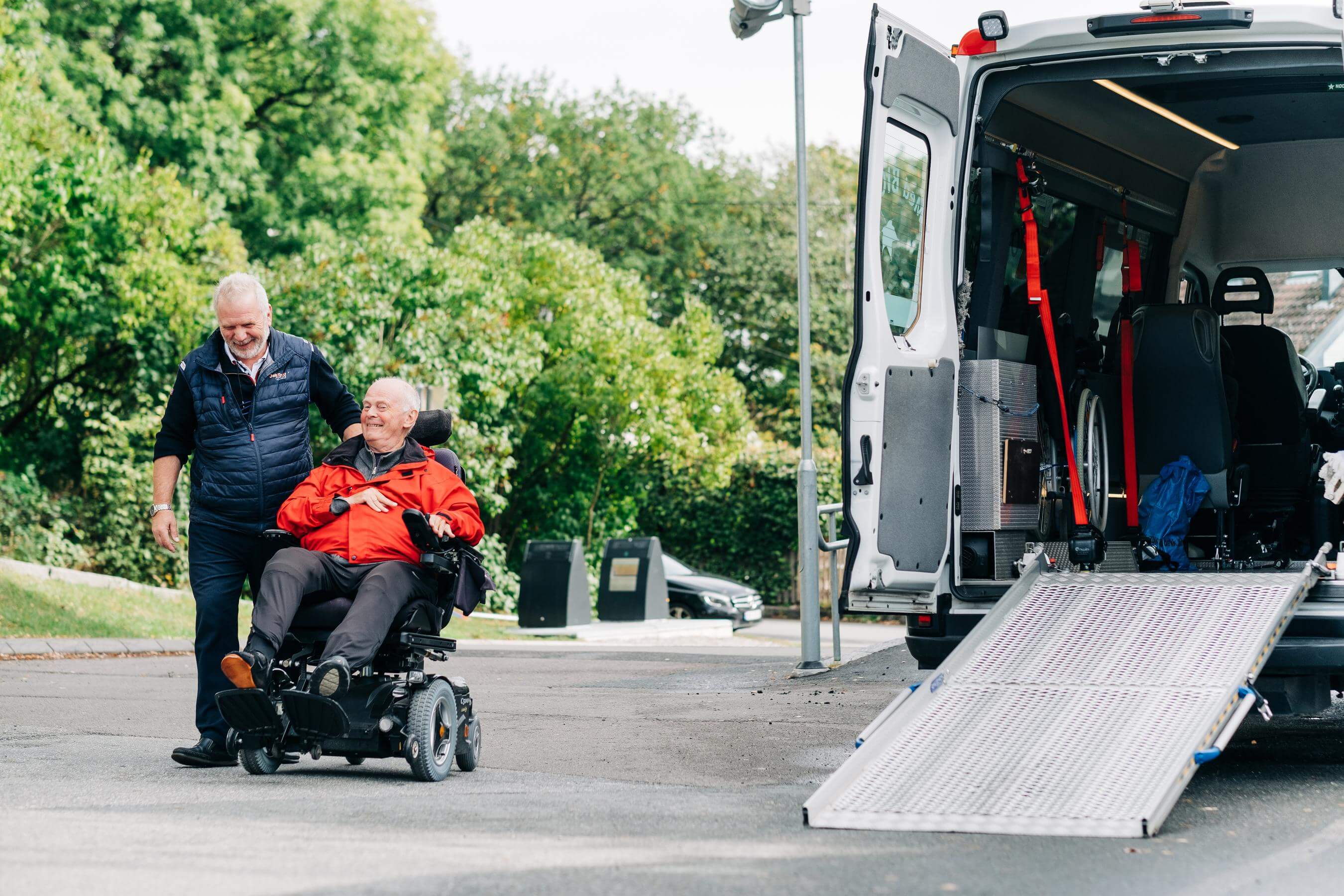 Person i rullestol sammen med sjåfør for tilrettelagt transport